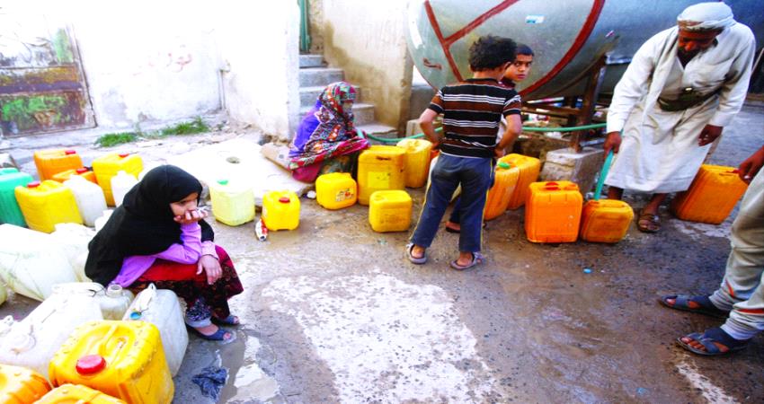 الفقر يدفع باسر بصنعاء الى التخلي عن شراء المياه  والبحث عن مصادر بديلة - صورة
