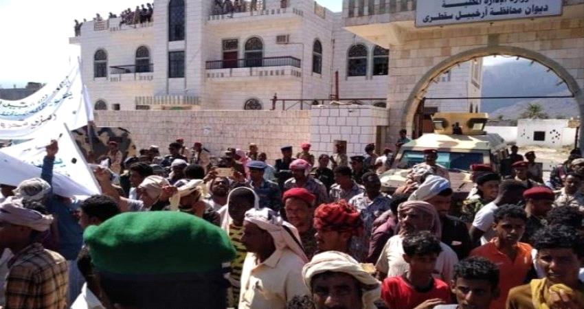 عاجل_ سقطرى: محتجون ينصبون خياما أمام ديوان المحافظة للمطالبة برحيل المحافظ محروس