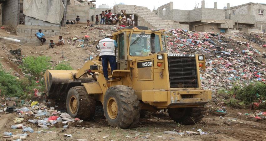 الهلال الإماراتي يدشن حملة نظافة وإغاثة في لحج