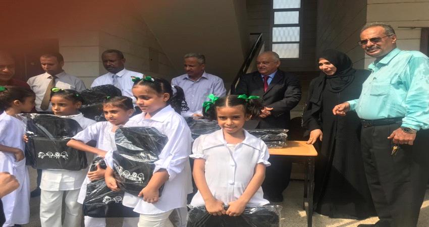 الانتقالي يدشن العام الدراسي بتوزيع حقائب مدرسية في عدن