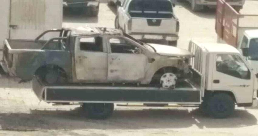 صور- الأجهزة الأمنية تنقل السيارات المحترقة من مكان الانفجار بمدينة شبام 