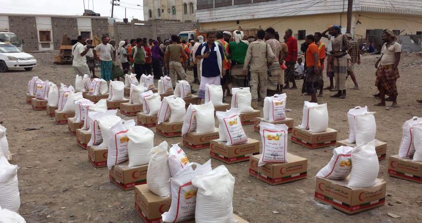 الهلال #الامـاراتي يدشن توزيع 174 سلة غذائية لعمال صندوق النظافة بلحج