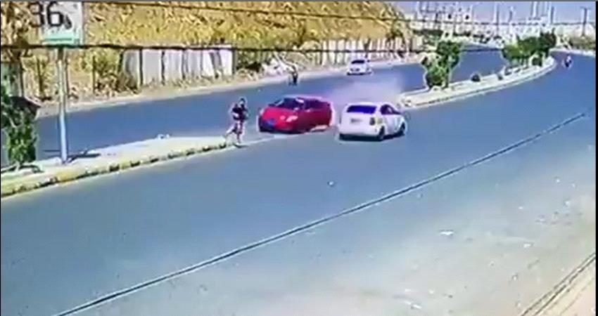 "فيديو" : نجاة مواطن من موت محقق بحادث مروري مروع في صنعاء