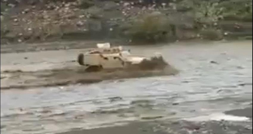 "فيديو" مغامرة سائق تنتهي بجرف مدرعة عسكرية للتحالف في مأرب