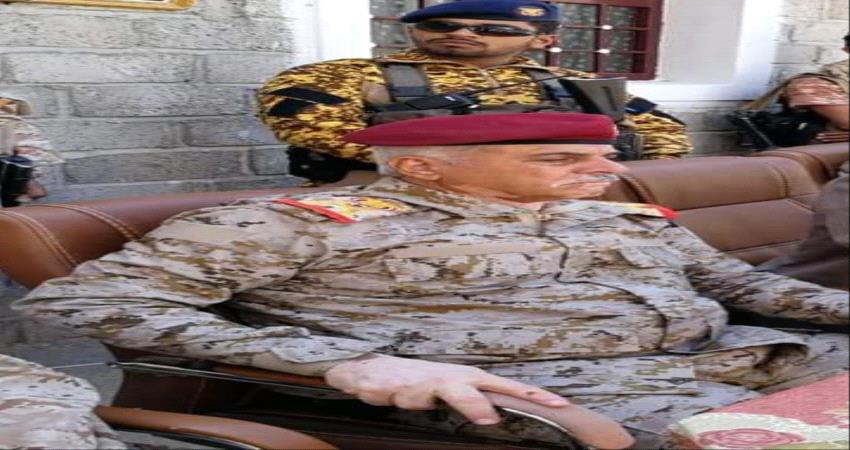 الشرعية تعد قائد منطقة عسكرية لحقيبة وزارة الدفاع