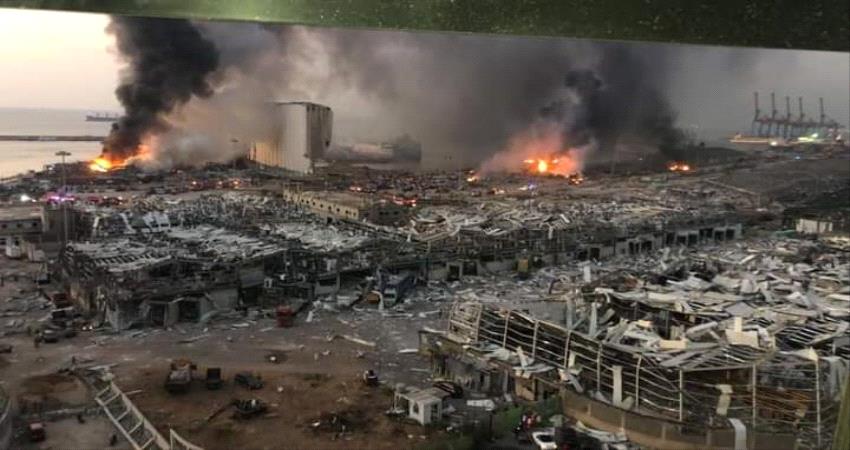 انفجار بيروت يلتهم باخرة قبالة المرفأ