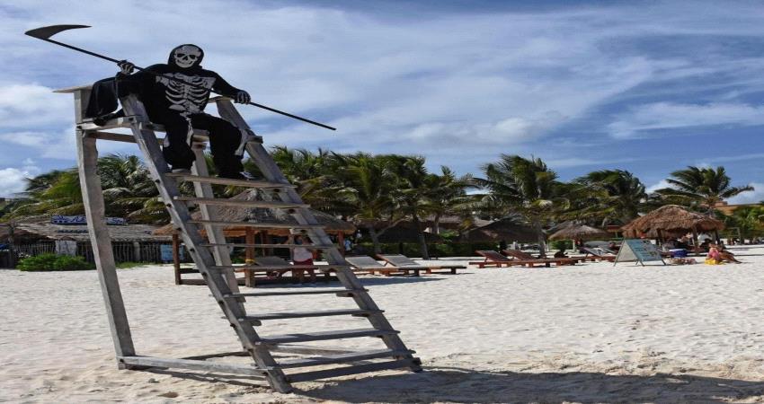 المكسيك .. "رجل الموت" طريقة مبتكرة لإبعاد الناس عن الشواطئ بسبب #كورونا