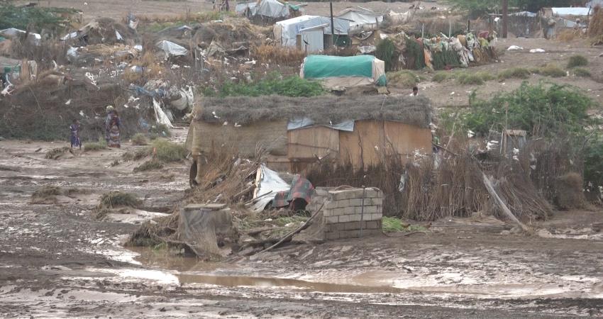 مياه السيول تغمر مخيمات النازحين في الحديدة 