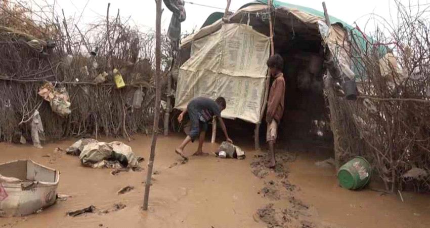 صحيفة: مياه السيول شردت مئات الأسر في الحديدة 