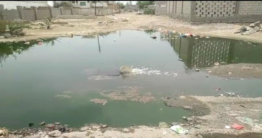 بحيرة من المجاري في شارع رئيس وحي سكني في عدن ينذر بالخطر [ + فيديو ]