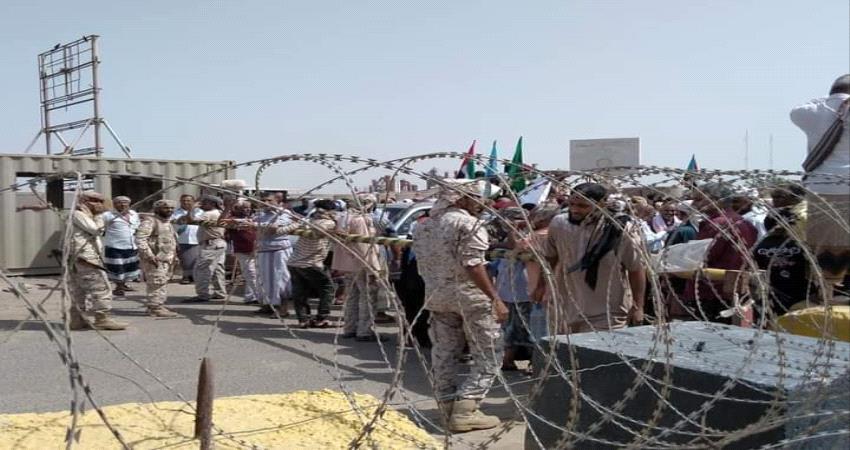 معتصمو الهيئة العسكرية الجنوبية بعدن يدشنون التصعيد بقطع طريق ميناء الزيت- صور