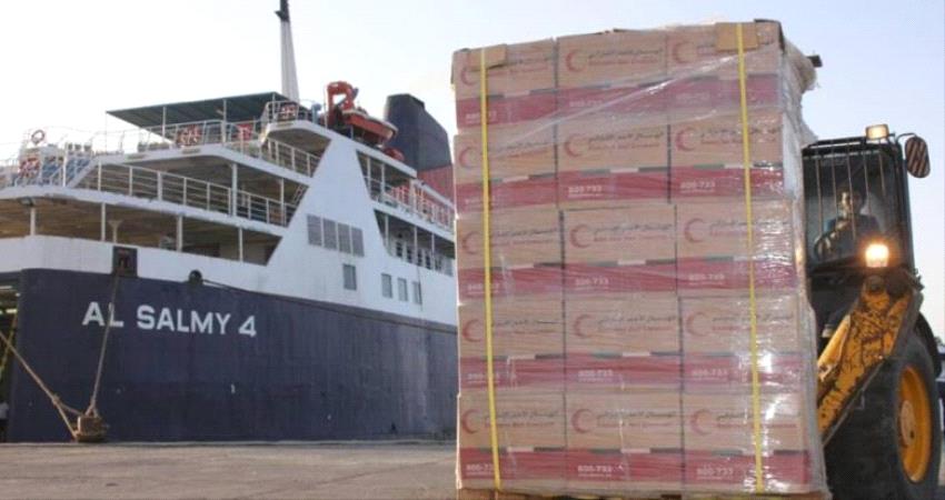  رسو سفينة إماراتية في ميناء المكلا تحمل اطنان من المساعدات الغذائية
