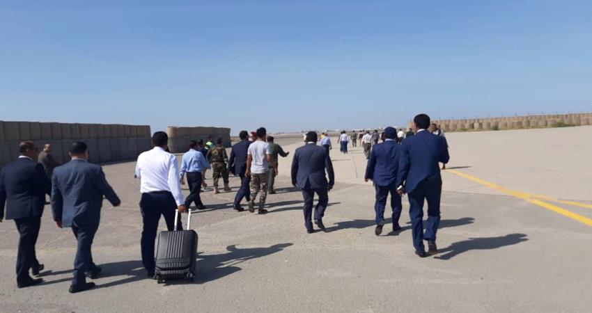 رئيس حكومة الشرعية يغادر عدن متجها إلى الرياض
