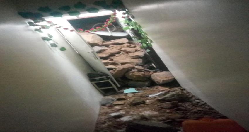 انهيار جبلي في منطقة العيدروس بعدن وتضرر عدد من المنازل