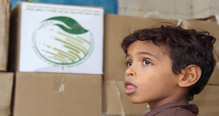  مركز سلمان يوزع سلال غذائية لنازحي صنعاء في مأرب