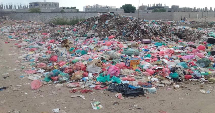 مواطنو صبر في لحج يشكون من تكدس مخلفات القمامة
