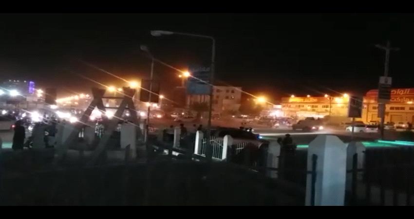 جنود يمنيون بوادي حضرموت يطلقون النار على مشجعين جنوبيين بسبب العلم "فيديو" 