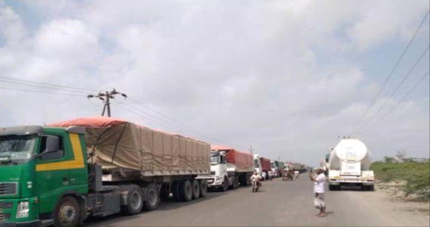 أبين..  إيقاف حركة الشاحنات للمطالبة بصرف مرتبات جنود قوات الأمن الخاصة