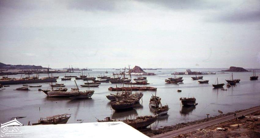 شاهد صور لميناء المعلا حين كان مركز صناعة السفن الشراعية قبل 60عام