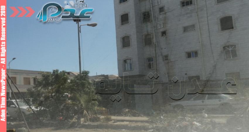 صورة- بناء عشوائي يغلق بوابة ابراج التأمينات في عدن 