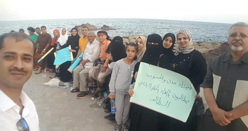 أهالي عدن يواصلون الدفاع عن مدينتهم ويهتفون "أبو دست حقنا"- صور