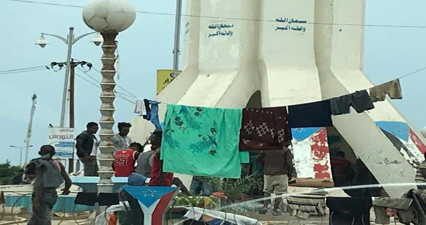 بالصور ..لاجئون أفارقة يستوطنون في دوارات عدن ويحيلونها الى ملاجئ