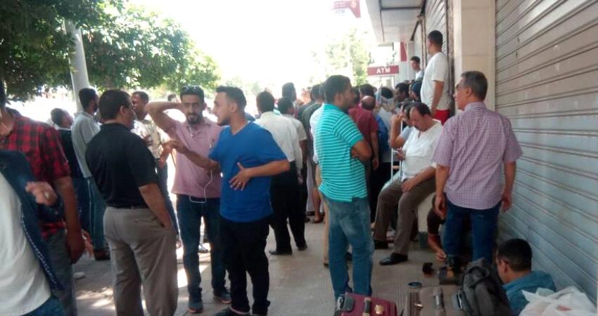 مظاهر احتجاجات عالقين أمام مكتب " اليمنية " بالقاهرة