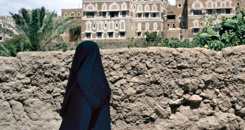 ماساة مسنة يمنية اختطفها الحوثي منذ عامين