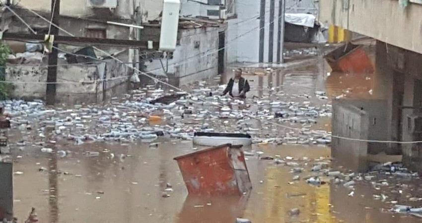متضررون من السيول في عدن يرفضون مغادرة الفنادق ويطالبون بالتعويضات