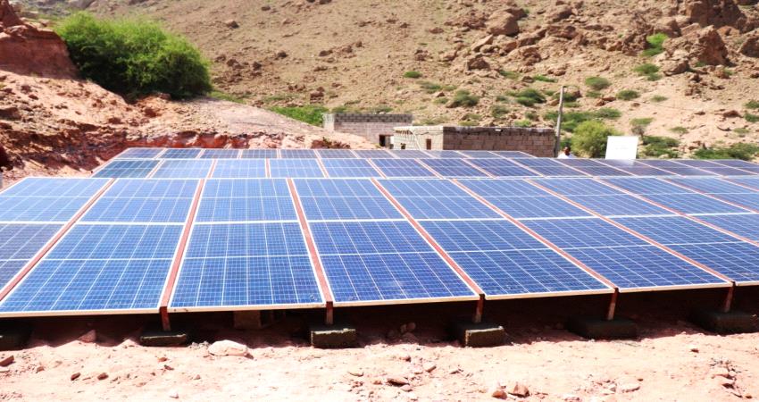جمعية خيرية تدشّن مرحلة أخرى من تركيب ألواح الطاقة الشمسية لتشغيل بئر مياه بجضرموت