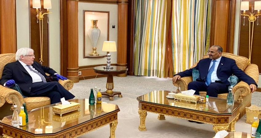 خلال لقاءه المبعوث الأممي .. الزُبيدي : اتفاق الرياض بات يمثل نقطة انطلاقة حقيقية تجاه السلام