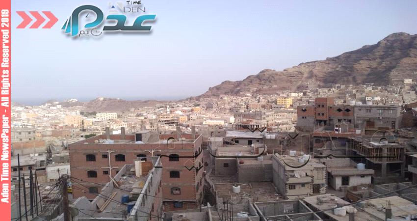 صدق او لا تصدق ..البنيان في الجبال يطغي على منطقة بعدن ويخفي مسجد عتيق