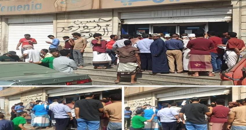 تزاحم أمام مكاتب الخطوط اليمنية في عدن لهذا السبب!