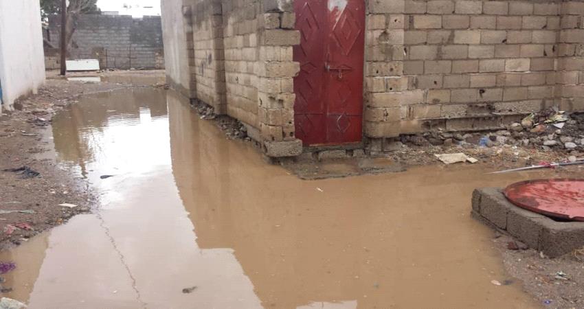مياة الأمطار تحاصر منازل المواطنين في تبن بلحج ولا تدخل للسلطات المحلية