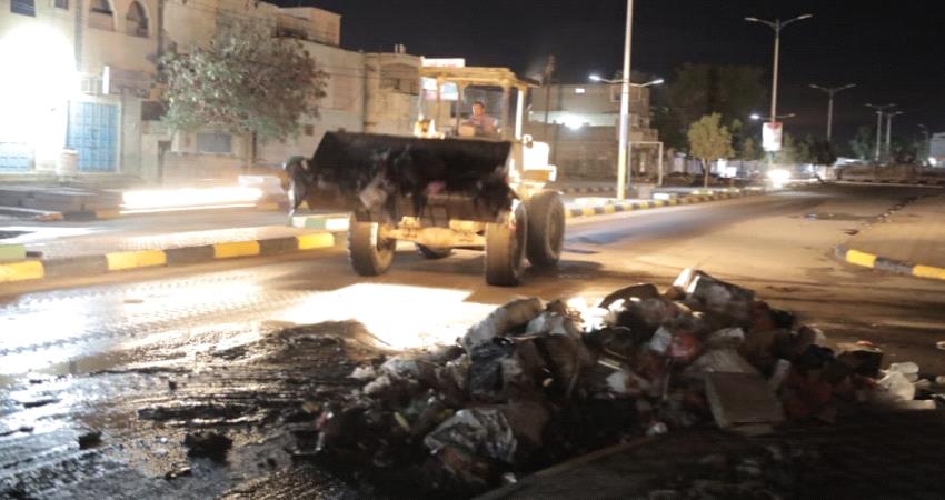 رفع اكوام القمامة من شوارع مدينة زنجبار