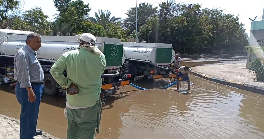 صور- تواصل رفع مخلفات السيول في عدن