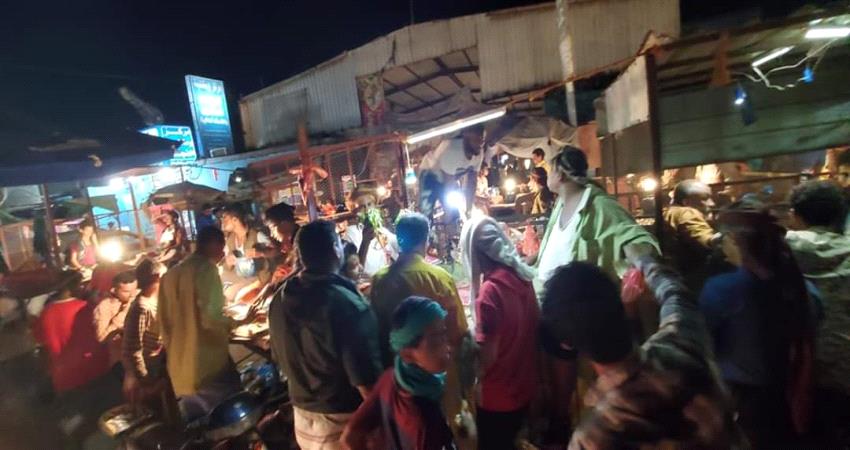 شاهد تزاحم على سوق قات في عدن ليلا رغم الحظر