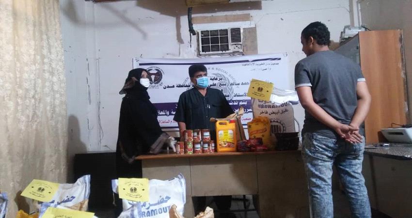 جمعية عدن الخيرية تدشن مساعدات وتوزيع الاغاثة الانسانية للاسر الفقيرة والمتضررة من السيول