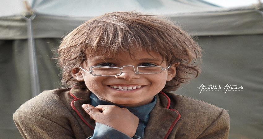 نظارة طفل يمني تتحول إلى قصة إنسانية ملهمة ويفوز بها مدير سعودي