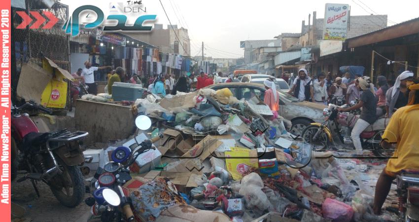 أكوام  القمامة تسد طريق رئيسي في مدينة الحوطة بلحج 
