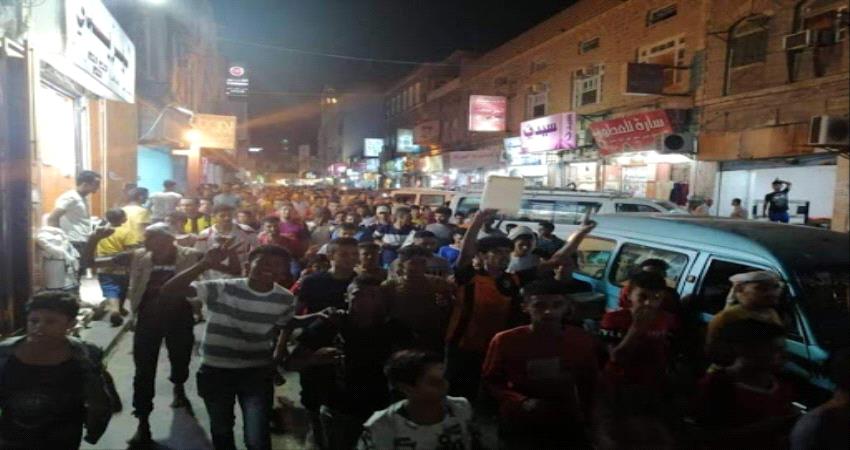 ناشطون : دعوات اعلام الاخوان بالتظاهر تنذر بمحاولة نشر "كورونا" في عدن 
