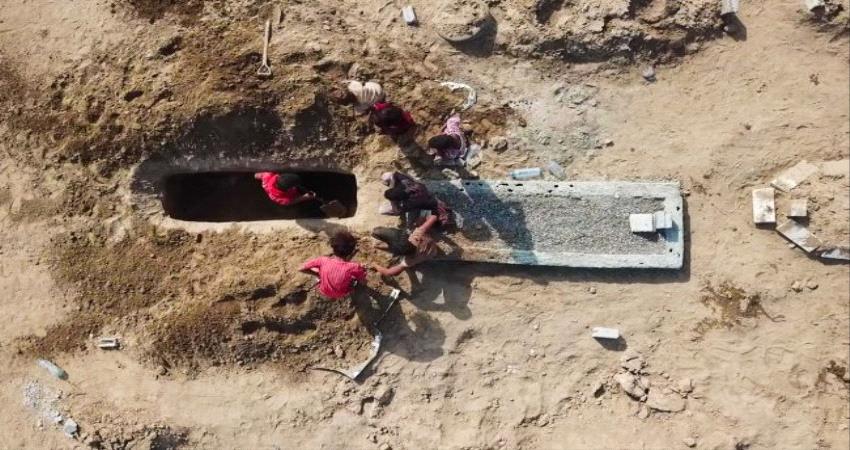 وكالة أنباء دولية : " كورونا " يجعل حفارو القبور في #عدن تحت الضغط