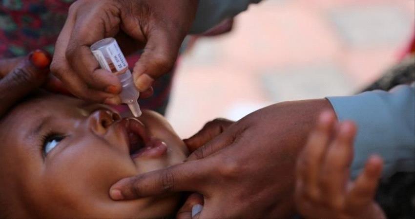 سبق وان منع الحوثيين اللقاح.. شلل الأطفال يعود بعد 17 عاما من الزوال