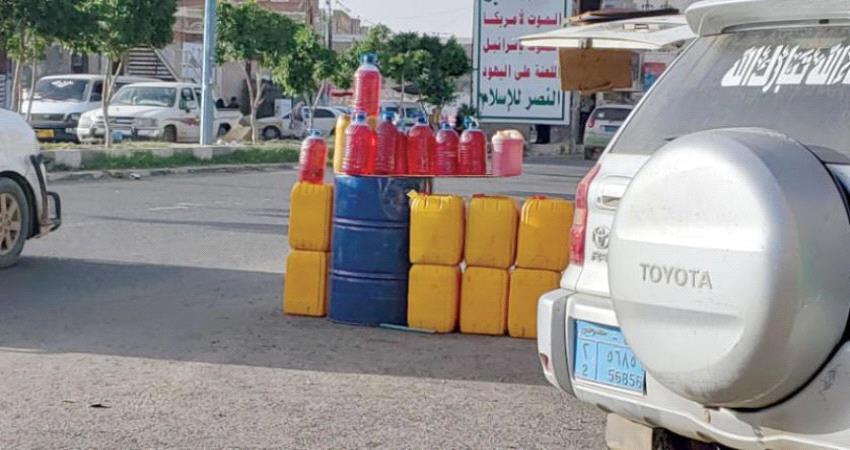 الحوثيون يفتعلون أزمة وقود لتمويل مجهودهم الحربي 