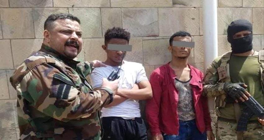 ضبط أفراد عصابة متهمة بقضايا سرقة وحرابة في عدن  
