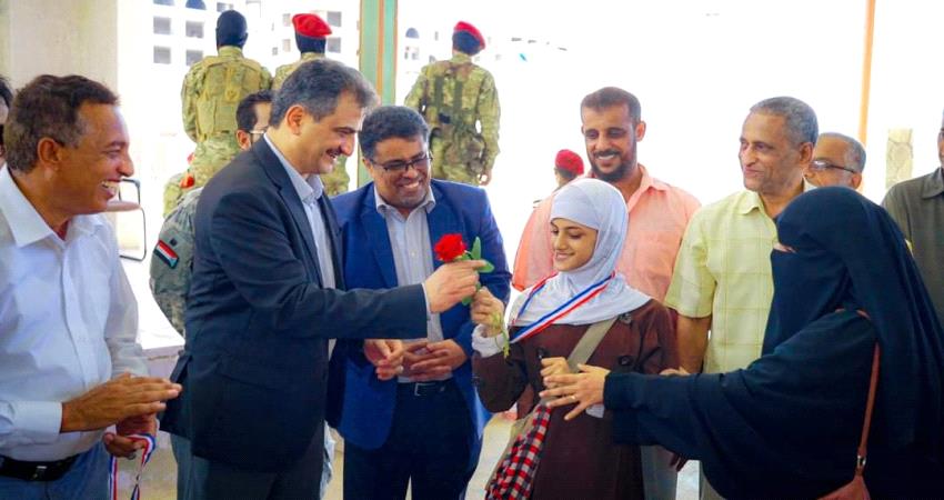 محافظ عدن يشارك طلاب الصم والبكم مهرجانهم الكرنفالي