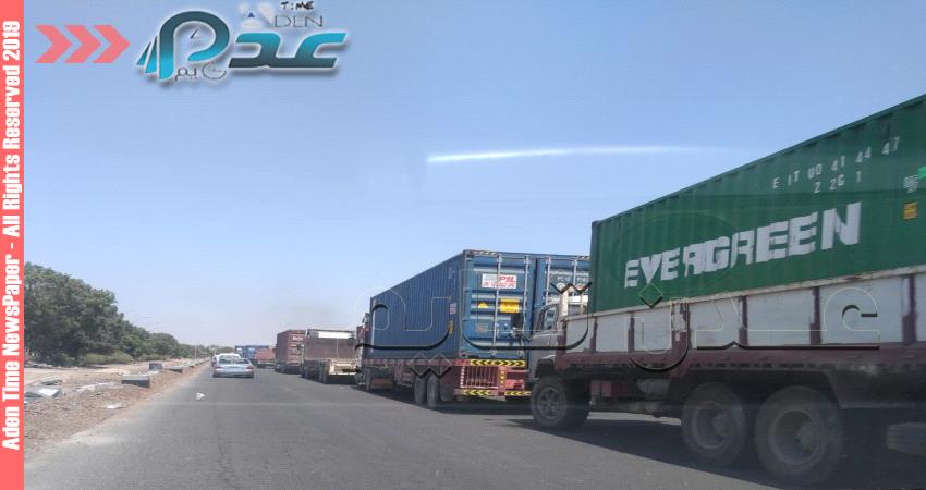 بالصور.. شلل حركة النقل البري من ميناء عدن