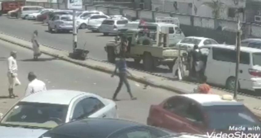فيديو - ضبط أفراد طقم أمني أساءوا التصرف في الشارع العام 