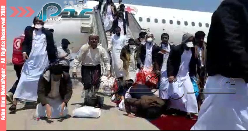 لحظة وصول أسرى المقاومة الجنوبية مطار عدن وسجودهم حمدا لله ـ فيديو