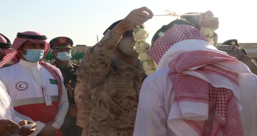 وصول (15) أسير سعودي و (4) أسرى سودانيين إلى قاعدة الملك سلمان الجوية